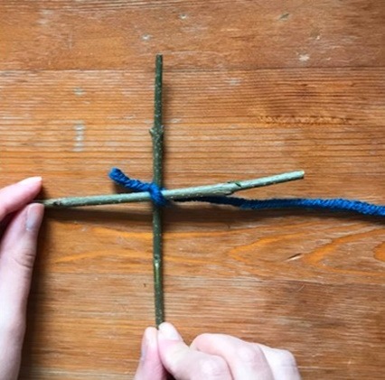 Mandala yapımı 1: artı şeklinde ince dalların bağlanması