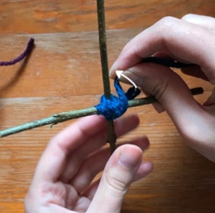Mandala yapımı 3: mavi ipin etrafında dolamaya devam etme